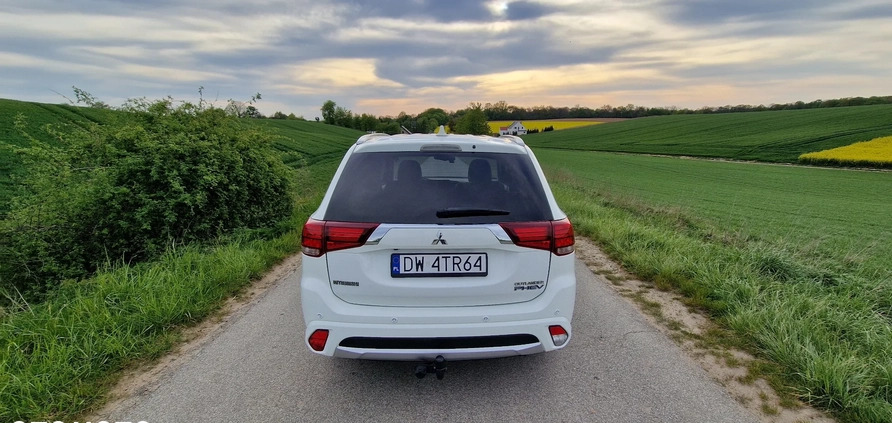 Mitsubishi Outlander cena 63500 przebieg: 305784, rok produkcji 2016 z Wrocław małe 121